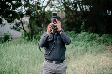 Fotoğrafı avluda çekmiş bir şeyin fotoğrafını çeken biri.