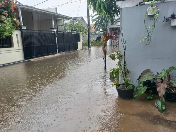 由于暴雨而被洪水淹没的住宅区的一条道路 图库照片