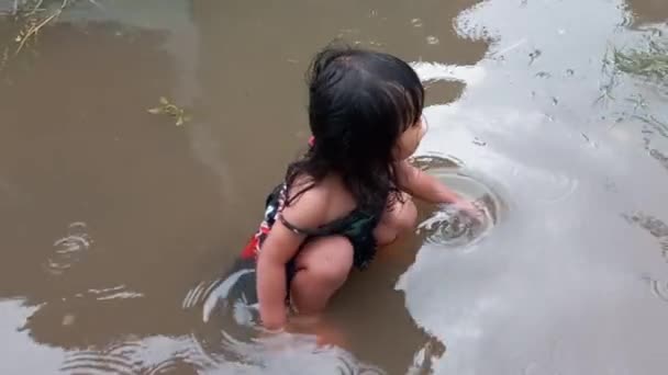 Menina Criança Brincando Água Uma Inundação Frente Casa — Vídeo de Stock