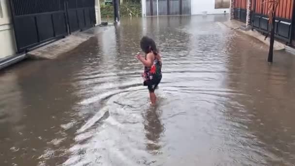 Küçük Kız Evin Önündeki Sel Baskınında Suda Oynuyor — Stok video