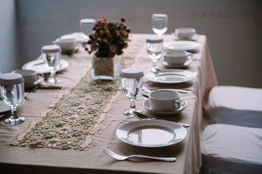 Yemeksiz lüks bir yemek masası bir restoranda öğle yemeği için hazırlanır.