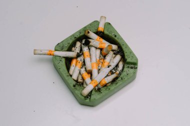 Sigara izmaritleri ve sigara içenler tarafından kullanılan kül tablaları beyaz bir paspasın üzerinde dans edilirdi.