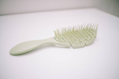 Kadınlar için taraklar yeşildir. Saçları taranmasını kolaylaştıran kılları sağlamdır.