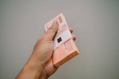 Bir tomar beş bin rupiah bayramda birkaç çocuğa dağıtılmaya hazır olacak.