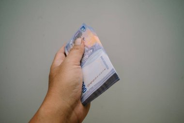 Bir milyon rupi değerinde 100 bin rupi bayram boyunca küçük çocuklara dağıtılmaya hazır..