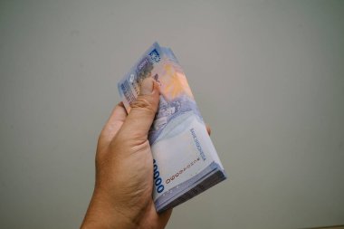 Bir milyon rupi değerinde 100 bin rupi bayram boyunca küçük çocuklara dağıtılmaya hazır..