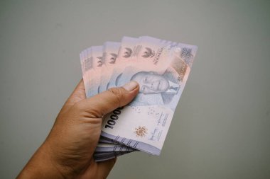 Bir milyon rupi değerinde 100 bin rupi bayram boyunca küçük çocuklara dağıtılmaya hazır..