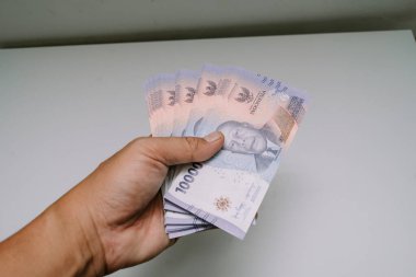 Bir tomar IDR bayramda birkaç çocuğa dağıtılmaya hazır olacak.