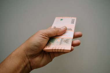 Bir tomar beş bin rupiah bayramda birkaç çocuğa dağıtılmaya hazır olacak.