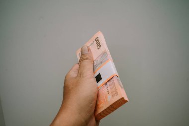 Bir tomar beş bin rupiah bayramda birkaç çocuğa dağıtılmaya hazır olacak.