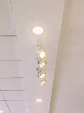 Alışveriş merkezinin çatı ışıkları büyüleyici görünüyor.