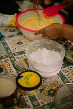 Pasta hamuru yapmak için tereyağını iyice karıştır..