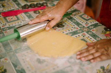 Hamur bir araya geldi ve pasta kalıbıyla şekillendirilmeye hazır..