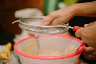 un elek kullanarak şekeri süzgeçten geçirince un daha da incelir..