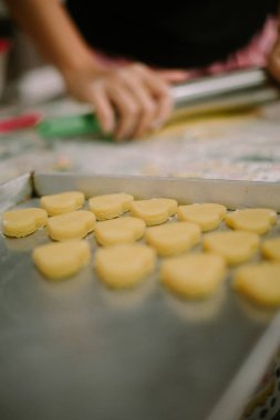 Pasta hamuru aşk şeklinde biçimlendirilmiş. Bu pasta Endonezya kaynaklı bir 