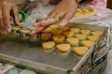 Pasta hamuru aşk şeklinde biçimlendirilmiş. Bu pasta Endonezya kaynaklı bir 