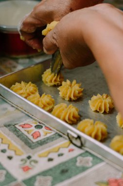 Çiçek şeklinde bir şırınga keki ve içinde reçel ya da kuru üzüm var. Semprit keki bayram pastasıdır..