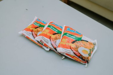 Üç parça kızarmış Indomie, tipik bir Endonezya kızarmış eriştesi..