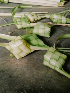 Ketupat ustaları, 2024 Kurban 'ından önce satmak için ketupat kabuğu yapıyorlar.