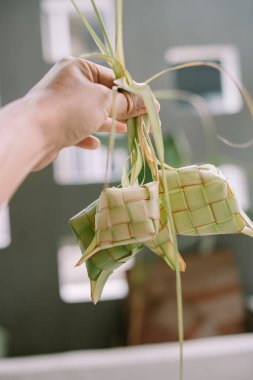 Bayram ketupatını tarif et. Kategori 1 boyunca evde sıkça sunulan tipik Asya yemekleri.