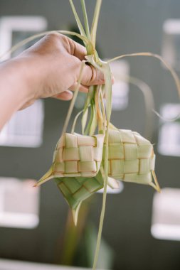 Bayram ketupatını tarif et. Kategori 1 boyunca evde sıkça sunulan tipik Asya yemekleri.
