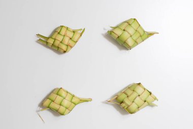 Beyaz arkaplanda ketupat