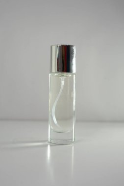 Gümüş kapaklı temiz cam parfüm şişesi