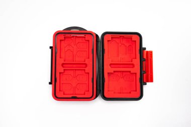 Beyaz arkaplan üzerinde izole edilmiş küçük kullanışlı kart ya da hafıza kartı sahibi. Hafıza kartlarınızı ya da sim kartlarınızı taşıyacak kart sahibi