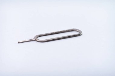 SIM kart fırlatıcısı beyaz tabanlı fotoğraftaki demirden yapılmış ve yeterli ışıklandırmayla....