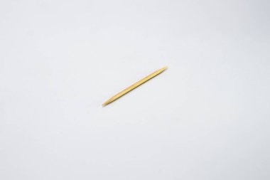 Keskin uçlu küçük tahta bir kürdan.