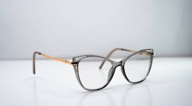 Moda okuma gözlükleri çekici bir tasarıma sahip bu okuma gözlüğü takanları daha havalı gösteriyor..