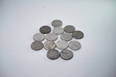 Beş yüz rupia sikke, beyaz bir üste fotoğraf olarak kullanılmak üzere toplandı..
