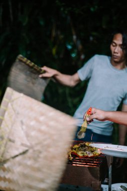 Yetişkin bir adam tarafından hazırlanmış yanan tavuk eti.