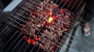 Saten yapılmış et dilimleri ızgarada kızartılmaya hazır.