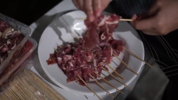 Het Gesneden Vlees Klaar Gegrild Worden Met Een Spies — Stockvideo