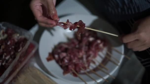 スライスされた肉は歪みを使用して焼く準備ができています — ストック動画