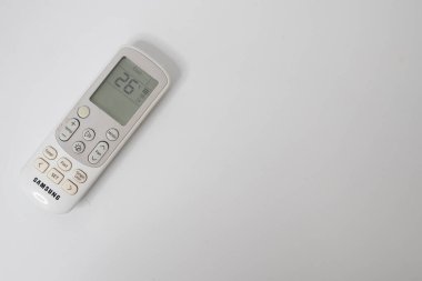 Bogor, 16 Nisan 2024. Samsung marka AC kumanda ve soğuk ve ılımlı hissettiren 26 numarayı gösteriyor