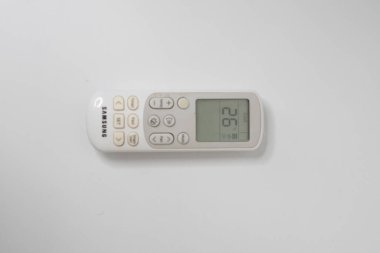 Bogor, 16 Nisan 2024. Samsung marka AC kumanda ve soğuk ve ılımlı hissettiren 26 numarayı gösteriyor