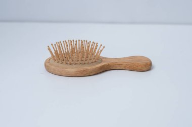 Bu tutamaklı tarak genellikle kadınlar tarafından kullanılan bir taraktır..