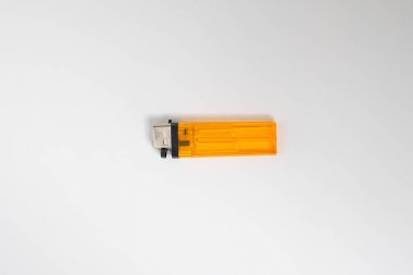 Bu turuncu sıvı gaz çakmağı taşıması kolay çok amaçlı bir çakmak.