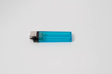 Çok amaçlı mavi sıvı gaz çakmağını taşımak kolaydır.