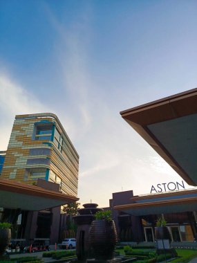 Bogor, 18 Nisan 2024. Aston Sentul Oteli 'nin görkemli girişi aydınlık bir sabah gökyüzüne karşı, konuklara konukseverlik ve konfor sunuyor.