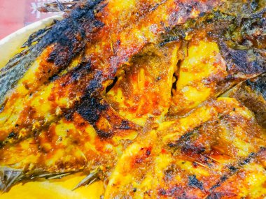 Izgara balık yenmeye hazır. Lezzetli ve lezzetli deniz ürünleri sergiliyor. Aile veya arkadaşlarla yemek yemek için mükemmel.