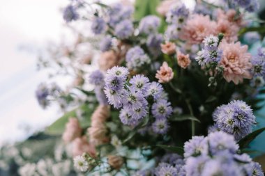 Düğün dekorasyonu için güzel bir çiçek düzenlemesi. Kutlama atmosferine zarafet ve romantizm katmak..