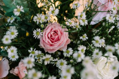 Büyüleyici bir çiçek dizisi içeren göz kamaştırıcı bir düğün süsü. Büyüleyici bir çiçek aranjmanı yaratmak için.