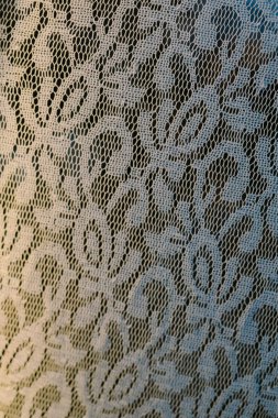 Zarif beyaz kumaş zarif ve şık tasarımlar sergiliyor..