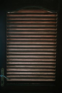 Doğrusal menfezler, harmanlanmış işlevsellik ve kırsal cazibe içeren ahşap bir kapı, herhangi bir yerde havalandırmayı ve estetik cazibeyi geliştirmek için mükemmel..