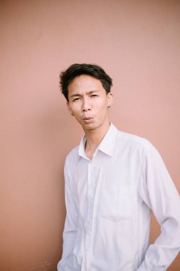 Bir adam ıslık çalıyor, neşe ya da konsantrasyon anında kendini melodik bir sesle ifade ediyor.