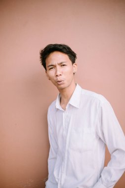 Bir adam ıslık çalıyor, neşe ya da konsantrasyon anında kendini melodik bir sesle ifade ediyor.