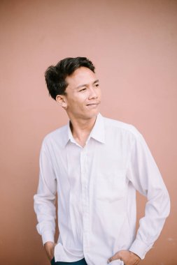 Birisi gözlerini sola çevirir ve büyüleyici bir şey fark eder.